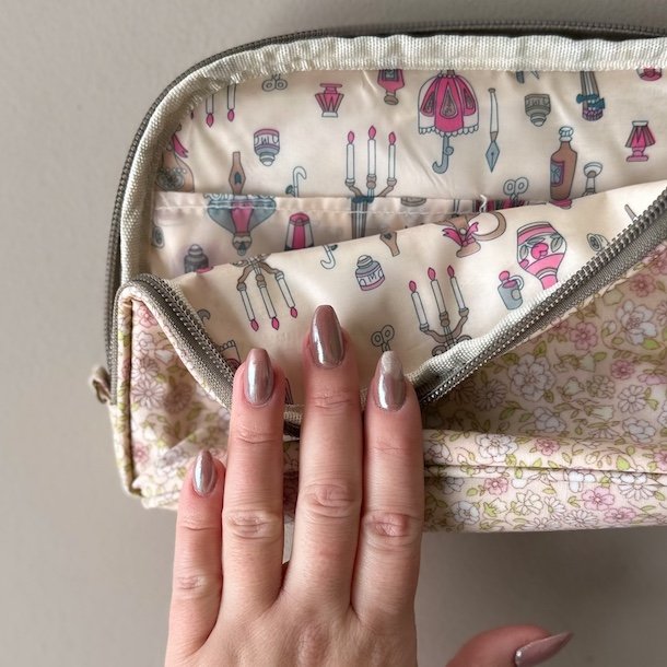 Toilettaske flora mellem blomst