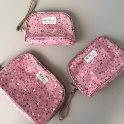 Toilettaske flora mellem blomst