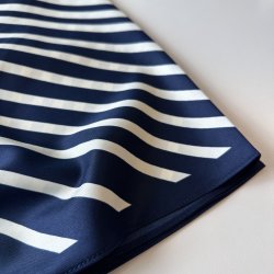 Stribet trekantst�rkl�de Alva i satinlook