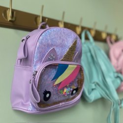 Rygsk pige enhjrning