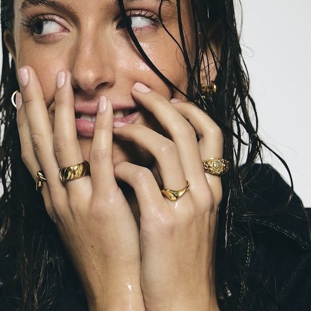 Fingerring LINED WIDE Vandfaste 18 karat forgyldt 