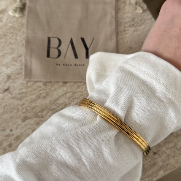 Armring LINED BANGLE 65 MM. Guldbelagt vandfast