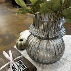 Vase med rille H 20 cm varm gr� glas