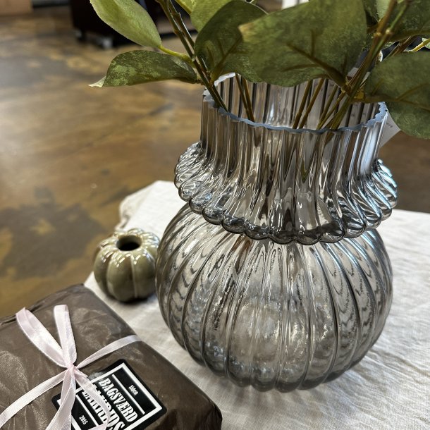 Vase med rille H 20 cm varm gr� glas