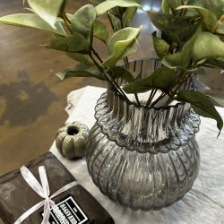 Vase med rille H 20 cm varm gr� glas