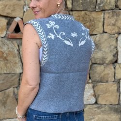 Vest Sally i strikkvalitet