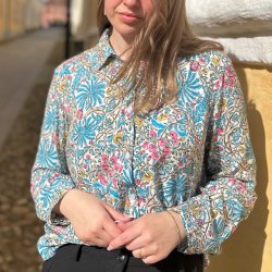 Sarah skjorte spring flower str s-xxxxl